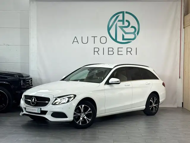 Mercedes-Benz 220 view 3