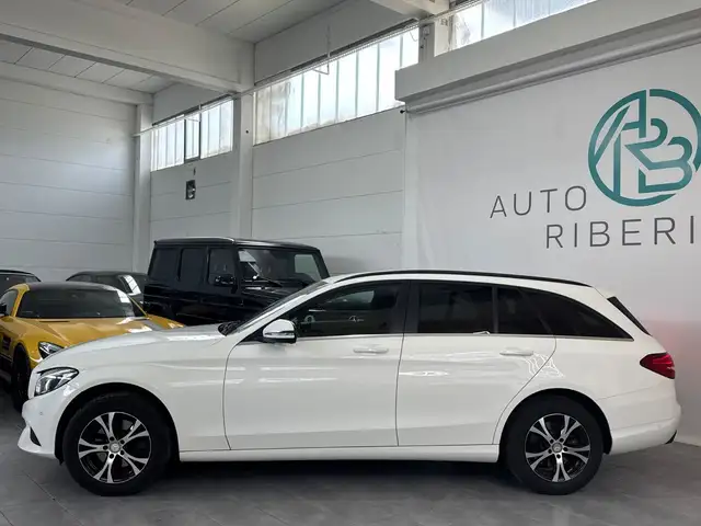 Mercedes-Benz 220 view 4
