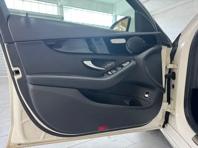 Mercedes-Benz 220 view 13