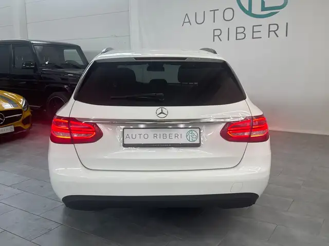 Mercedes-Benz 220 view 7