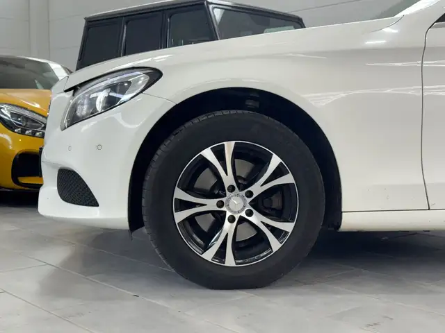 Mercedes-Benz 220 view 5