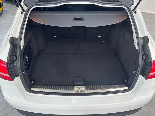 Mercedes-Benz 220 view 8