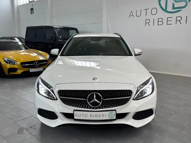 Mercedes-Benz 220 view 2