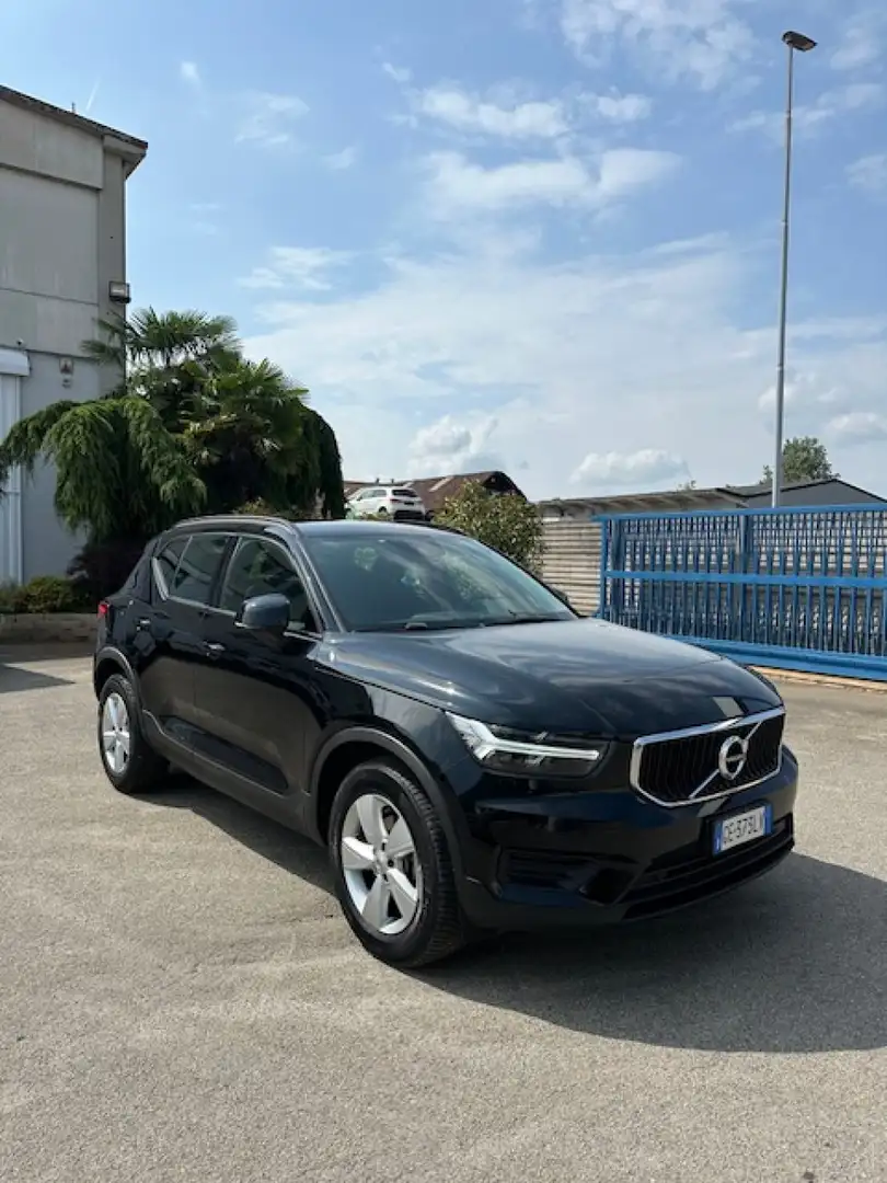 Volvo XC40 T2 Momentum Core Negro - 1