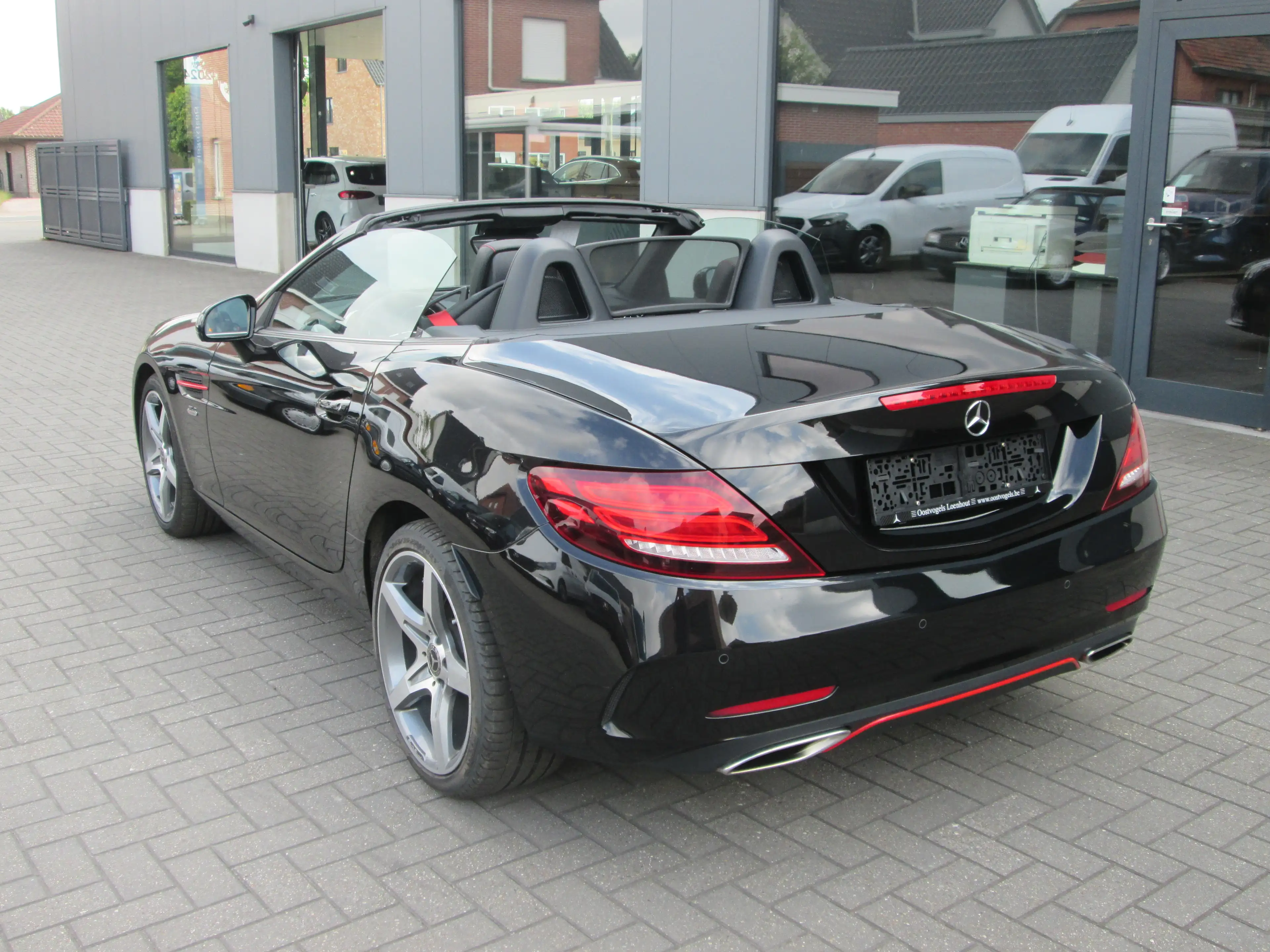 Mercedes-Benz SLC 180 RED ART EDITION — photo 4