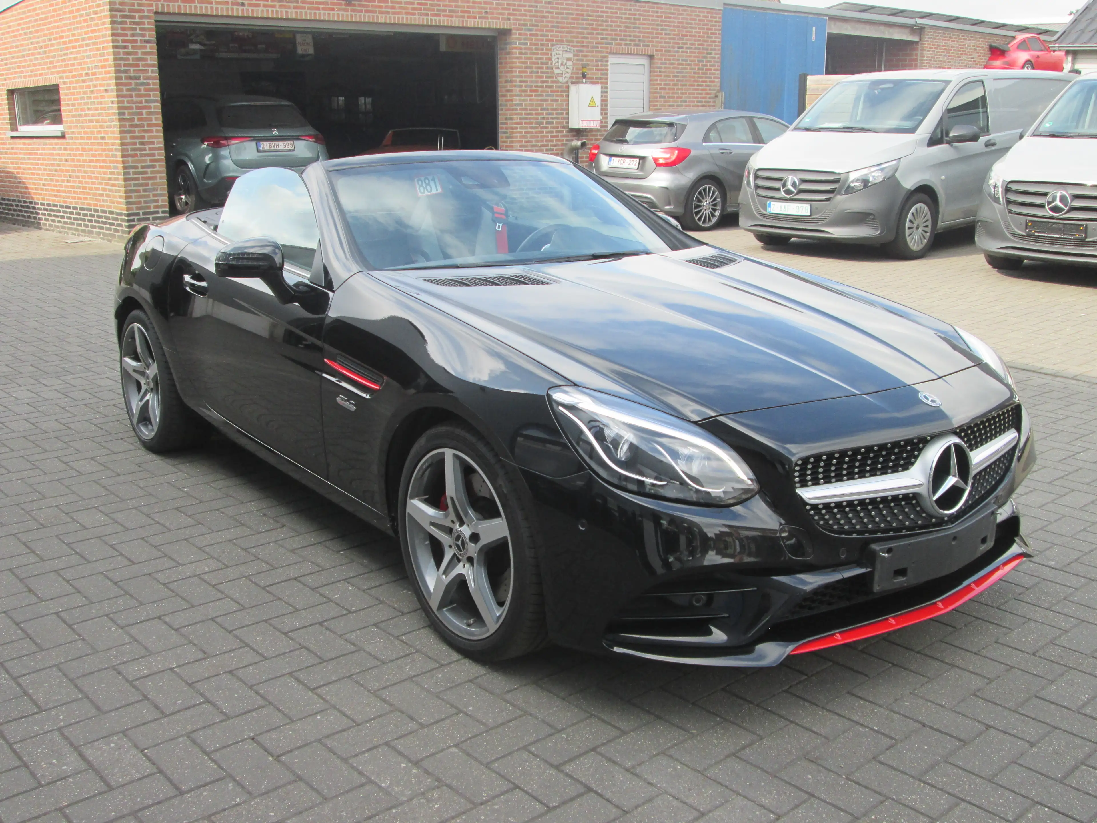 Mercedes-Benz SLC 180 RED ART EDITION — photo 2