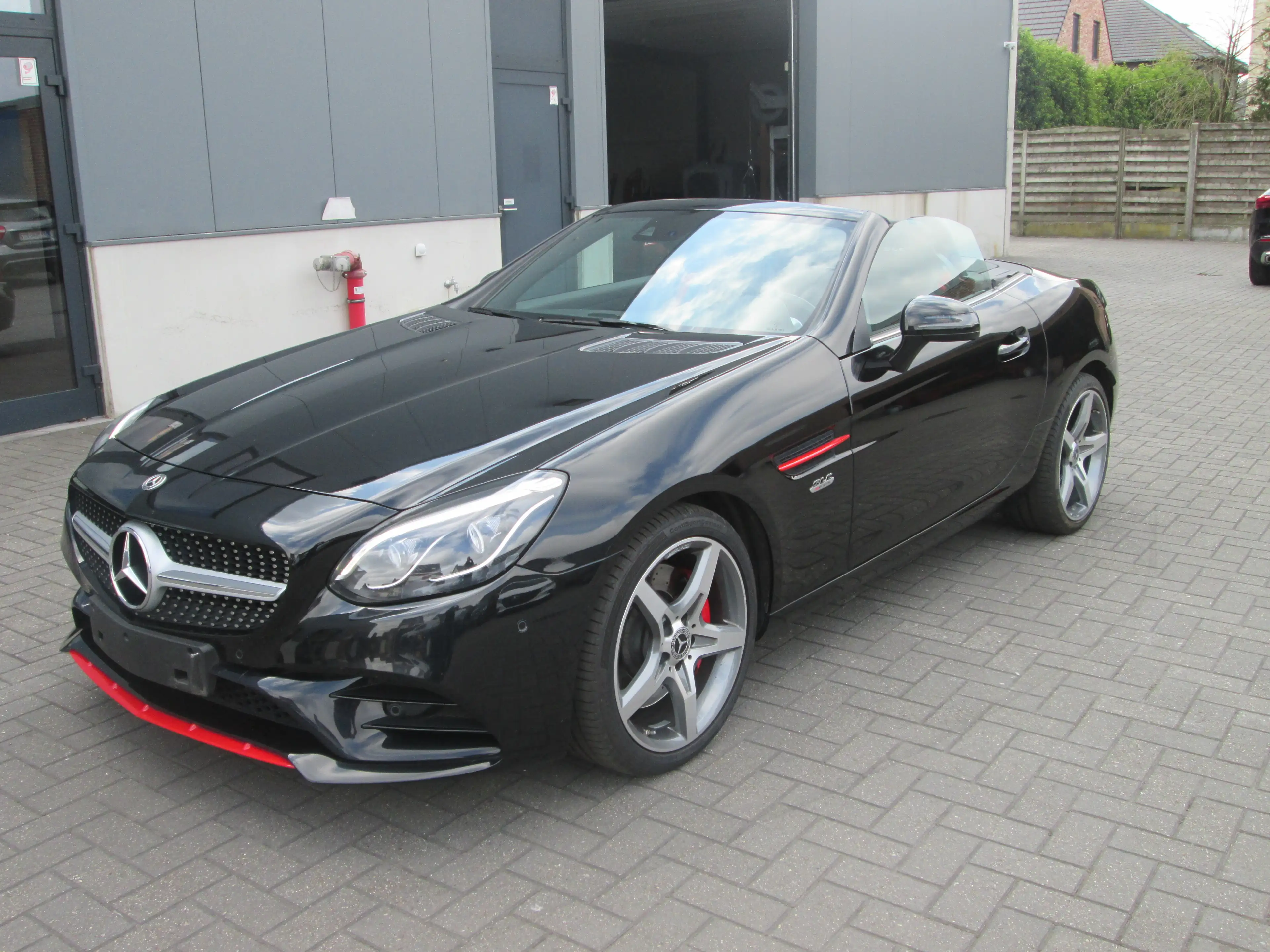 Mercedes-Benz SLC 180 RED ART EDITION