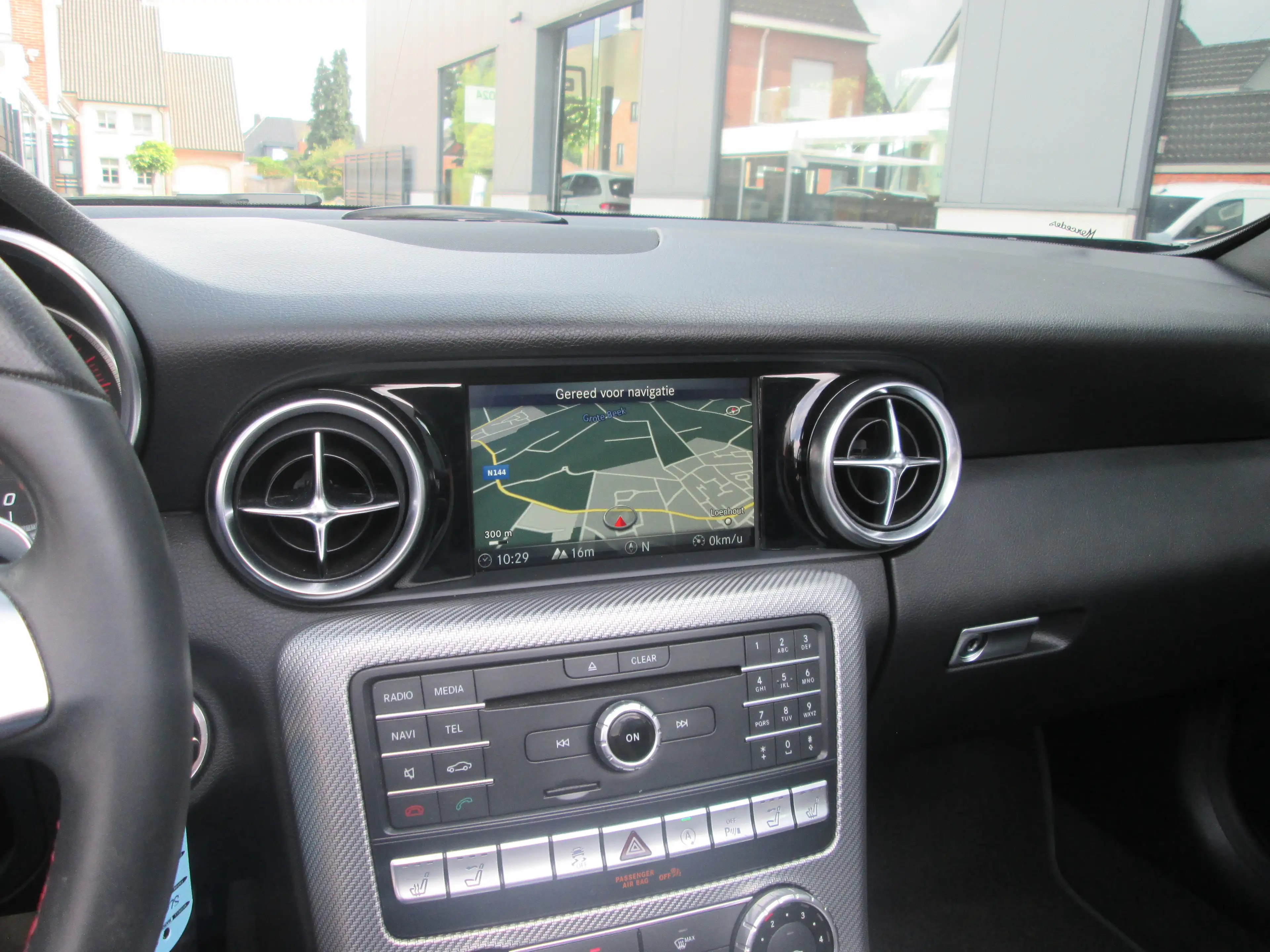Mercedes-Benz SLC 180 RED ART EDITION — photo 9
