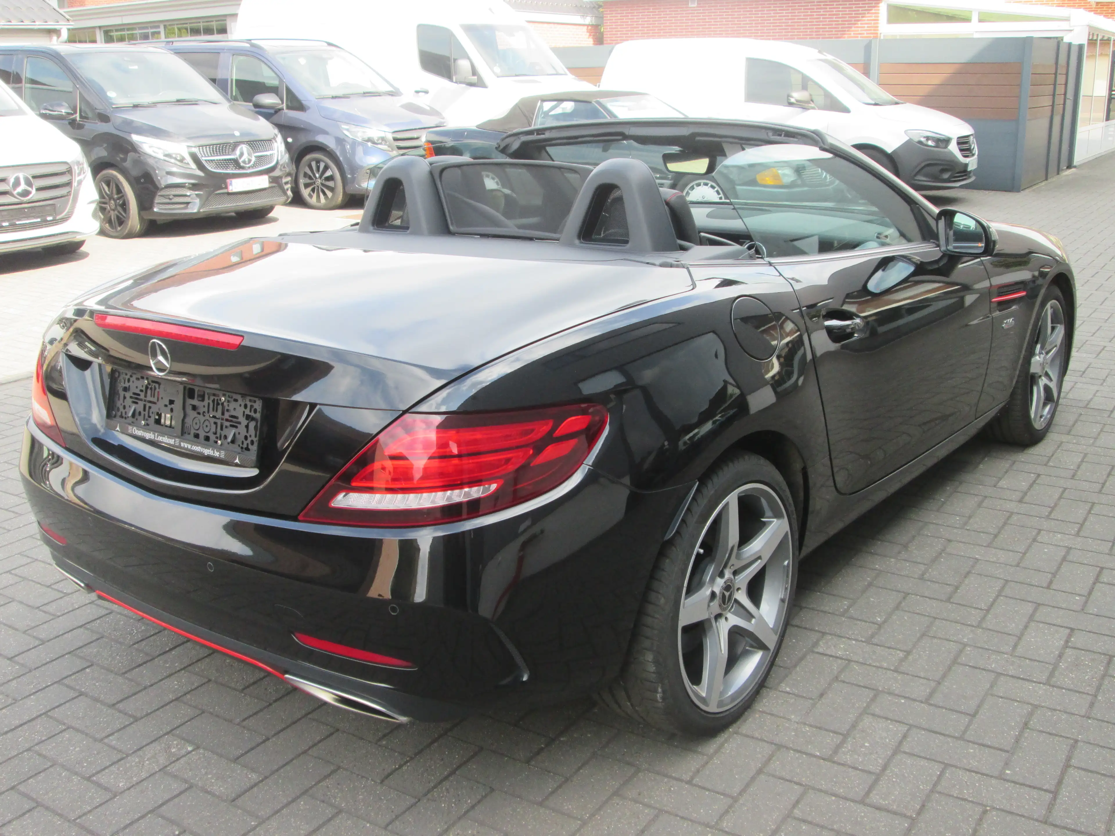 Mercedes-Benz SLC 180 RED ART EDITION — photo 3