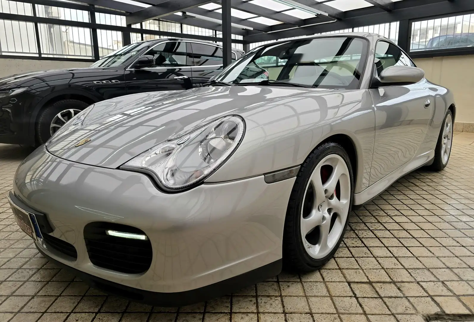 Porsche 996 911 CARRERA 4S COUPE TIPTRONIC - TARGA ORO Zilver - 2
