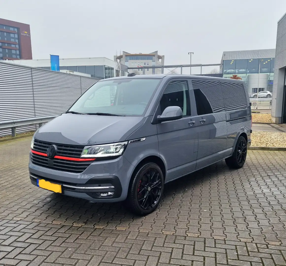 Volkswagen Transporter 2.0 TDI L2H1 TDI Bulli 204PK Zijlift Roelstoelbus Grijs - 1