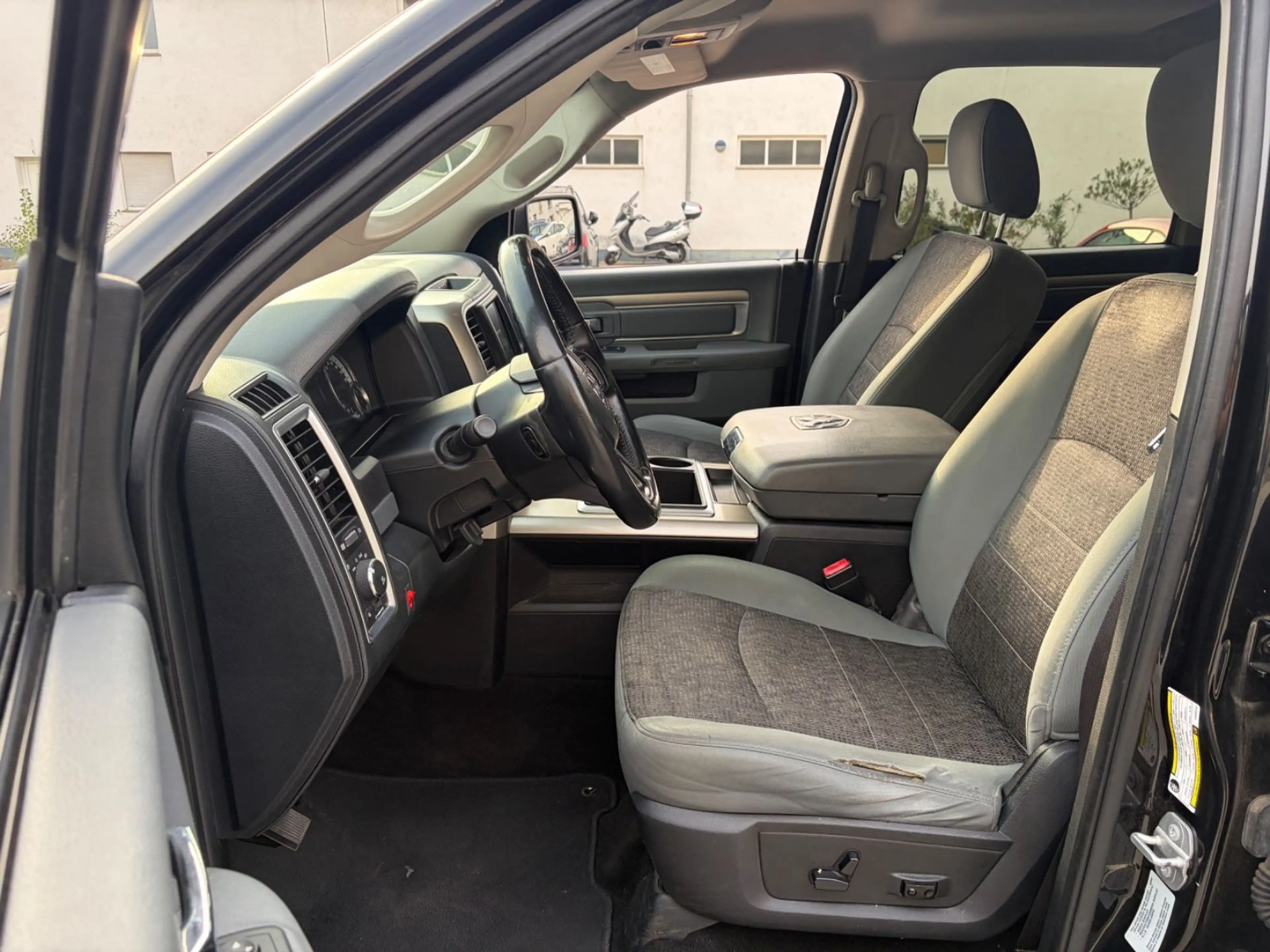 Dodge RAM 5.7 V8 Doka Hemi Bighorn *rostfrei* Facelift — photo 9