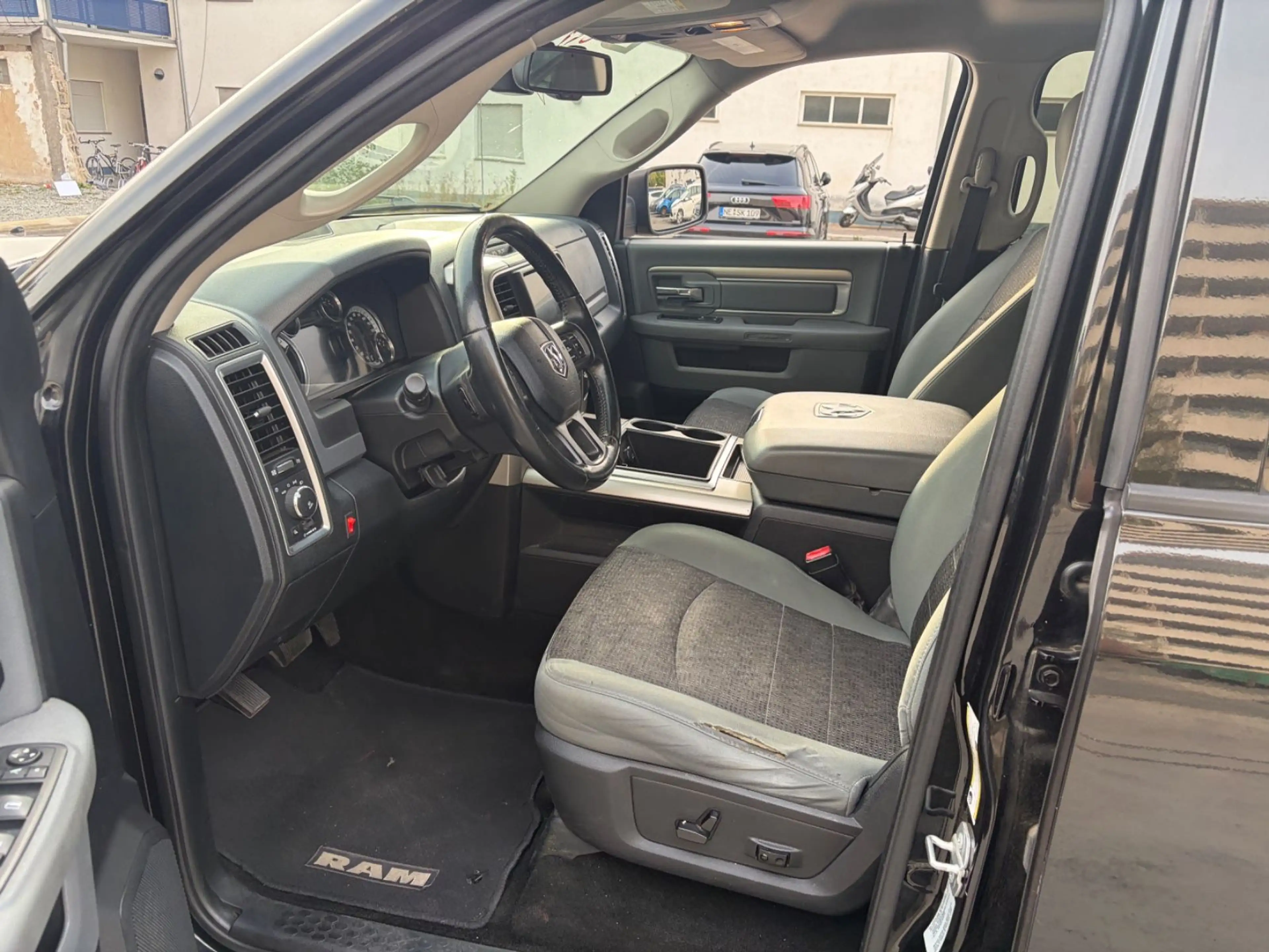 Dodge RAM 5.7 V8 Doka Hemi Bighorn *rostfrei* Facelift — photo 8
