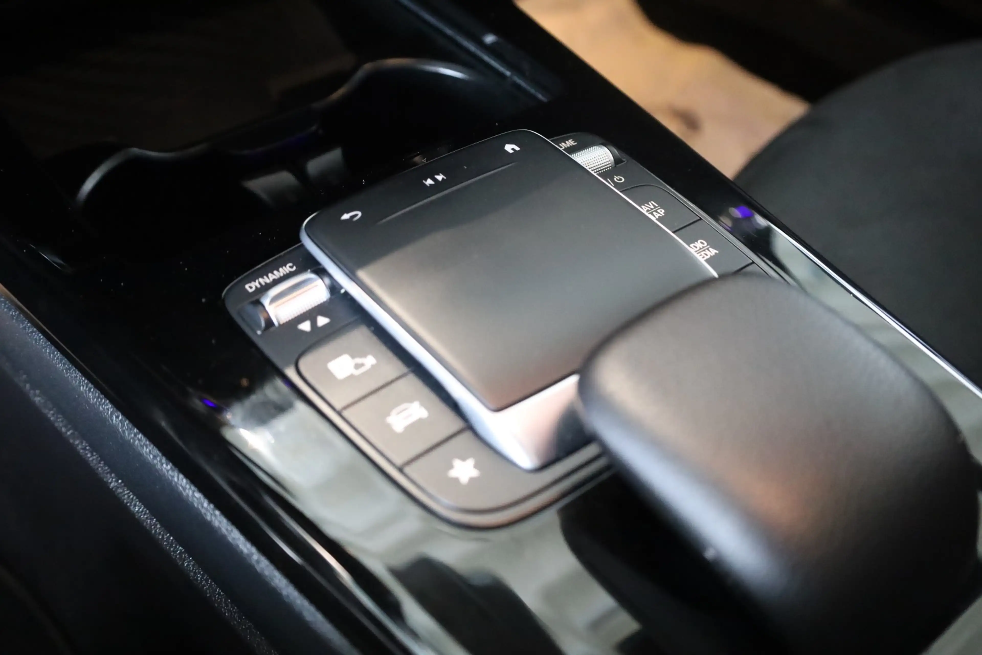Mercedes-Benz CLA 220 d Shooting Brake AMG Line PANO/HUD — photo 22