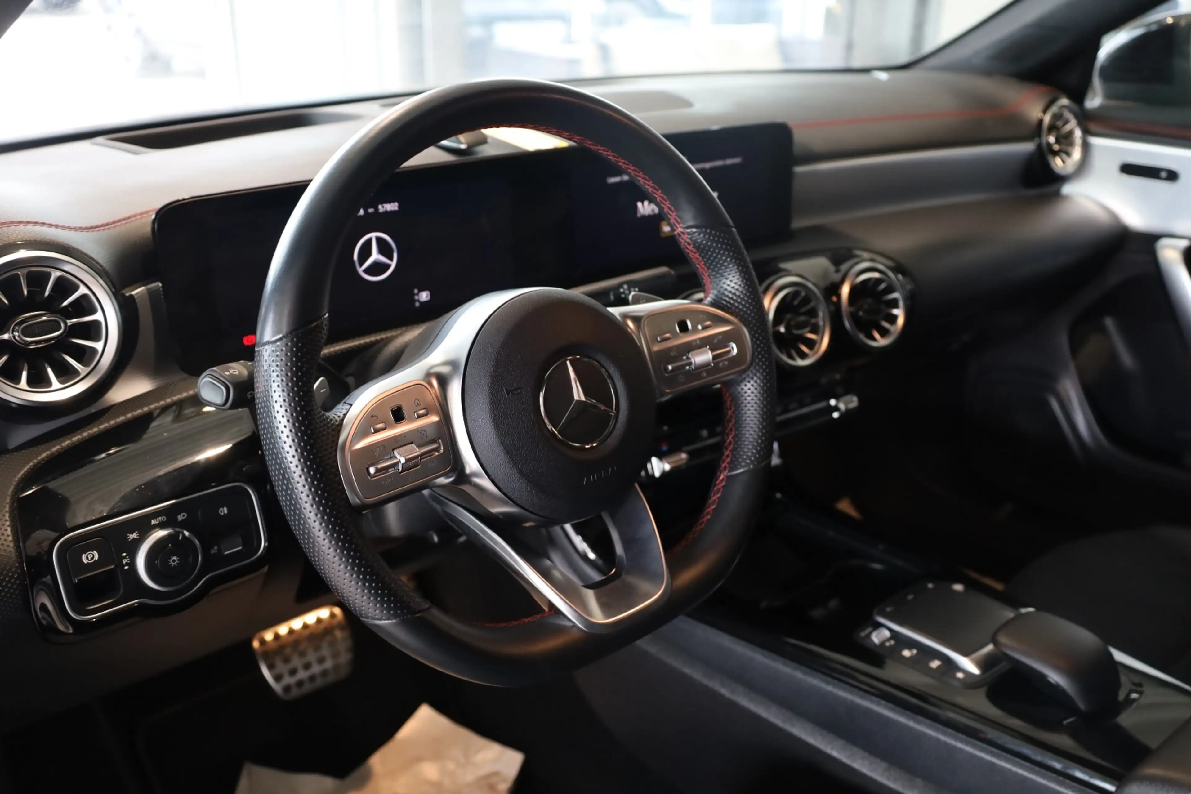 Mercedes-Benz CLA 220 d Shooting Brake AMG Line PANO/HUD — photo 17