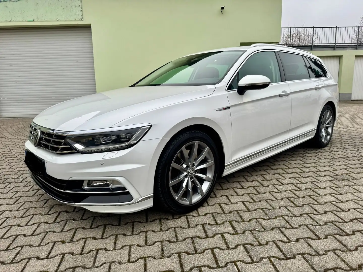 Volkswagen Passat Variant Passat R line KameraPanorama Massage ACC 4Motion Blanc - 2