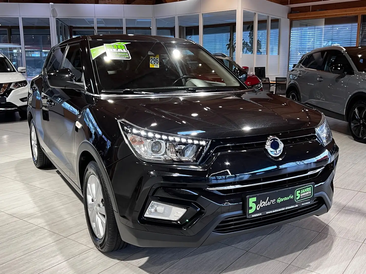 SsangYong Tivoli 1.6 e-XGi 4x2 Forward Navi+SHZ+2xKlima Schwarz - 2