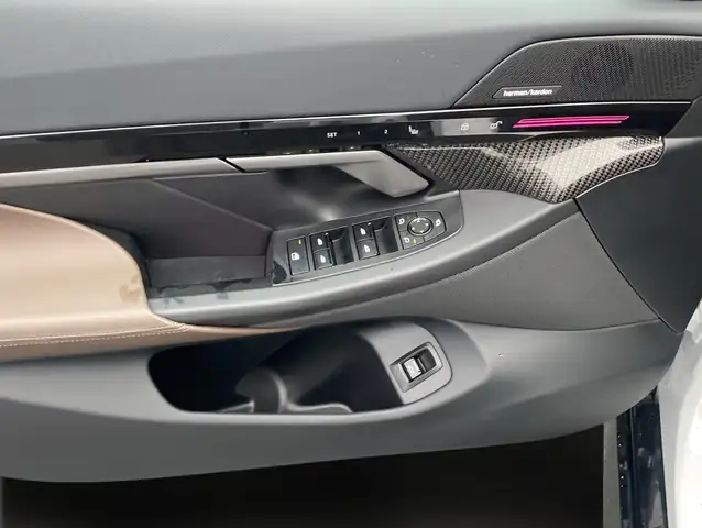 BMW 5 Series view 7