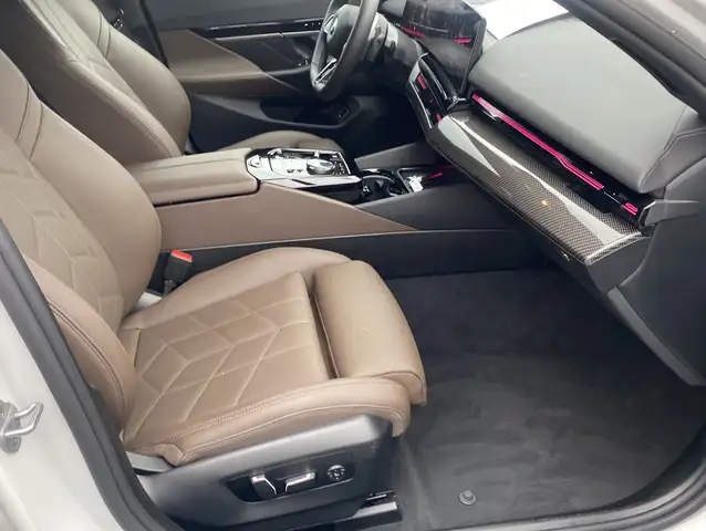 BMW 5 Series view 19