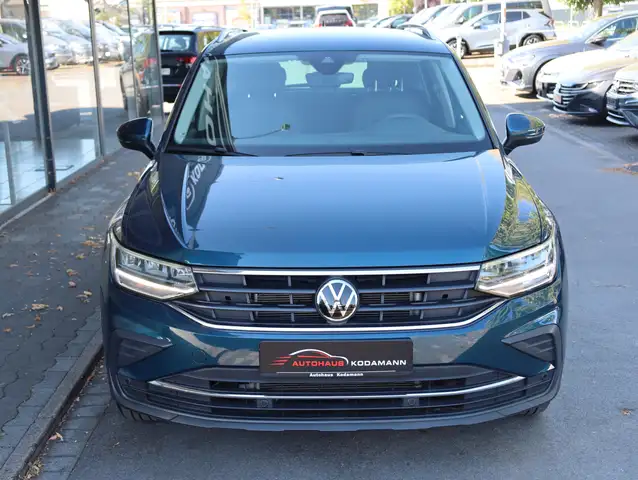 Volkswagen Tiguan view 3