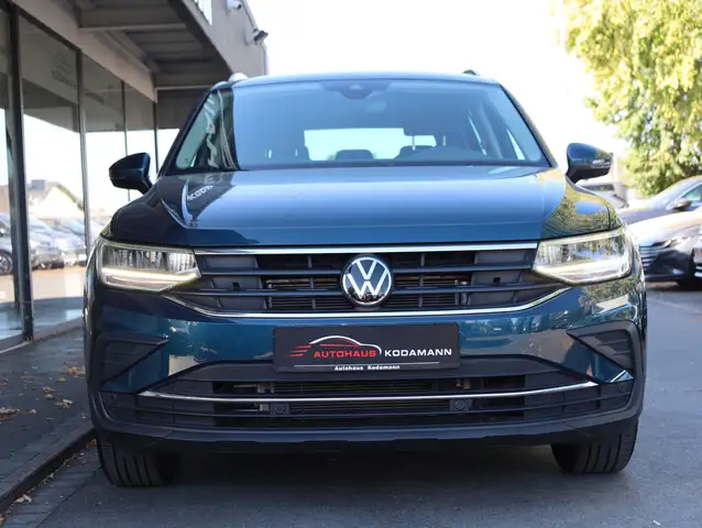 Volkswagen Tiguan view 4