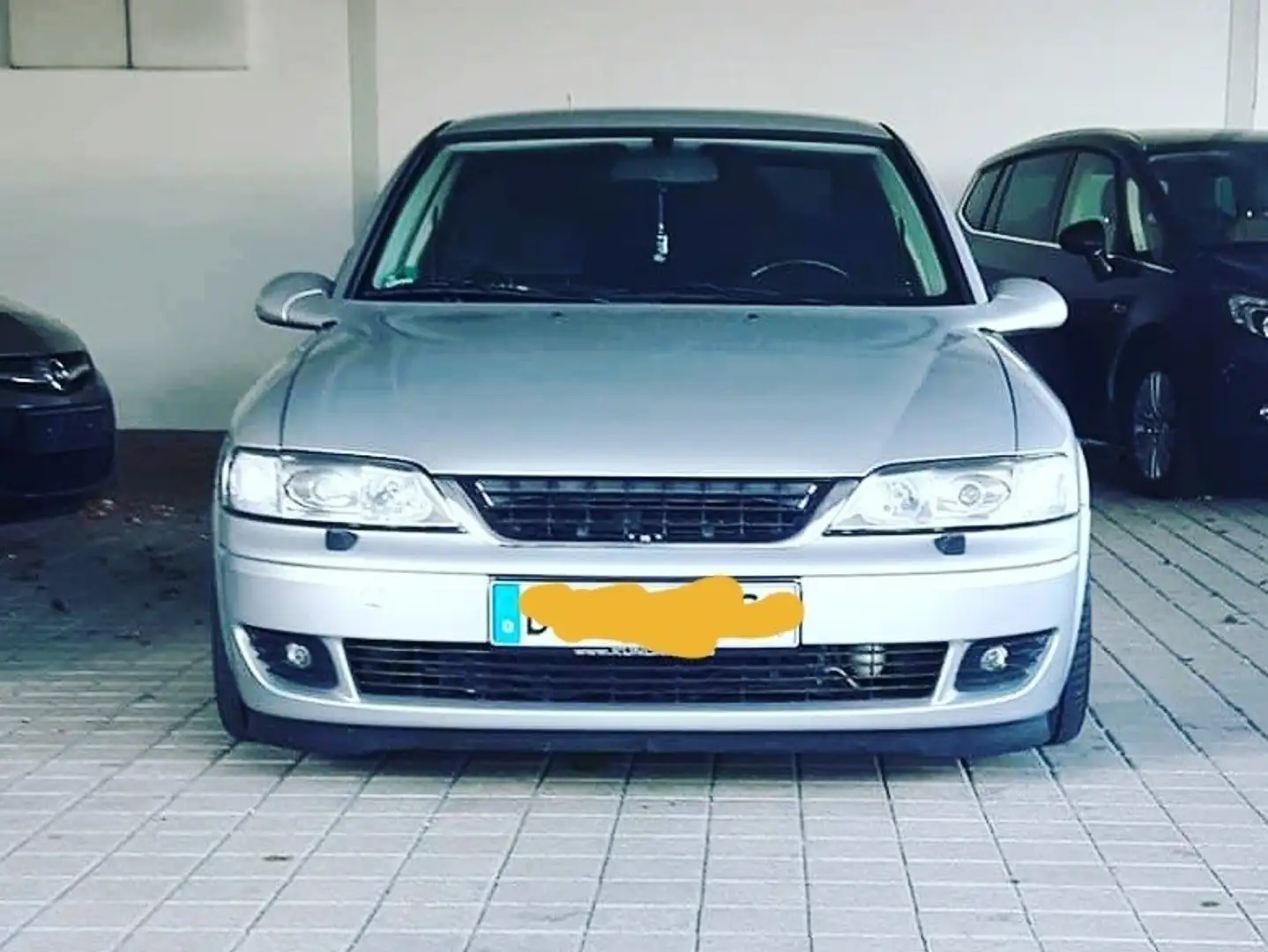 Opel Vectra 2.6 V6 Edition 2000 srebrna - 1
