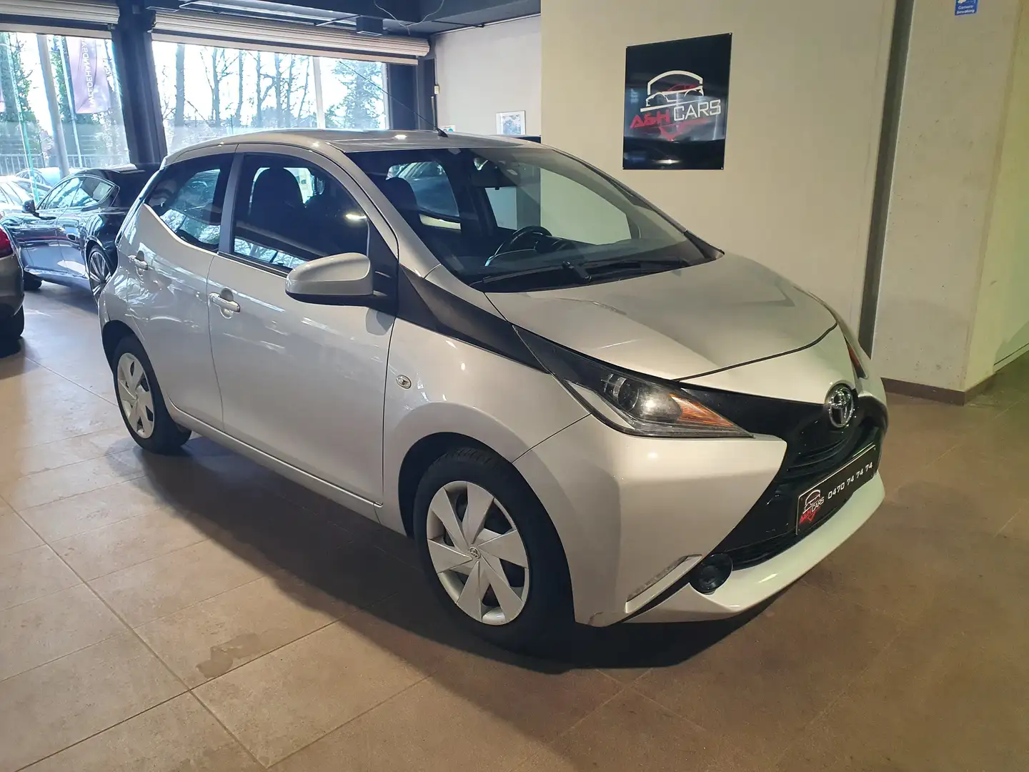 Toyota Aygo 1.0i VVT-i x Grijs - 1