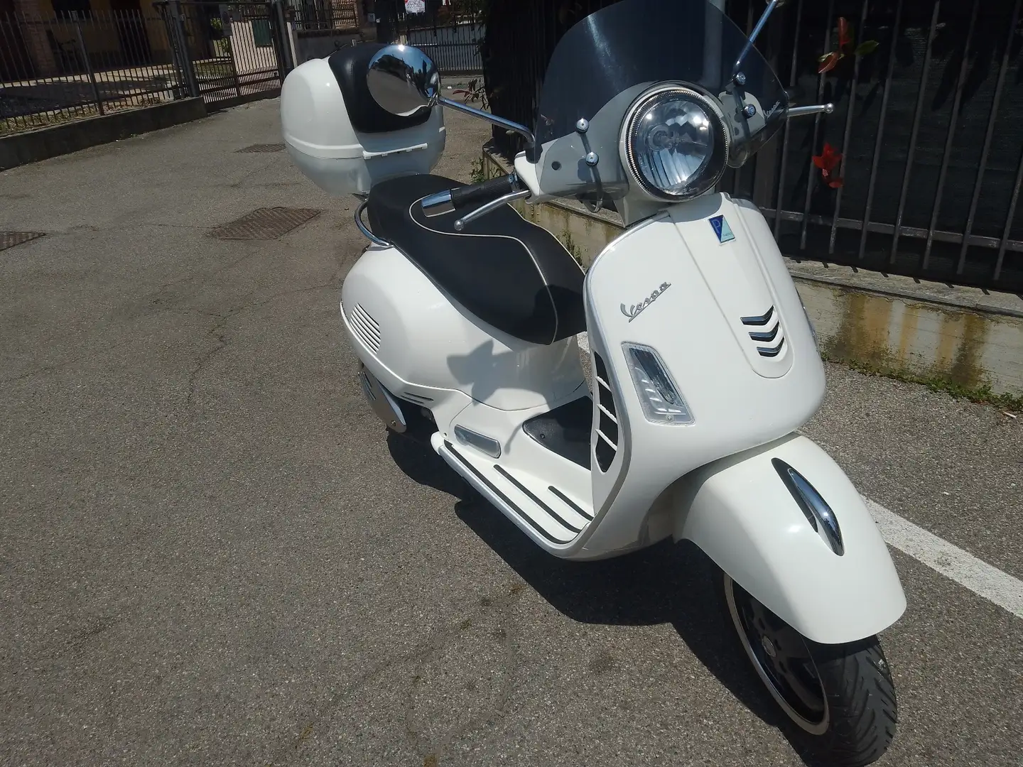 Vespa GTS Super 300 vespa GTS super 300  (euro 4 ) Wit - 2