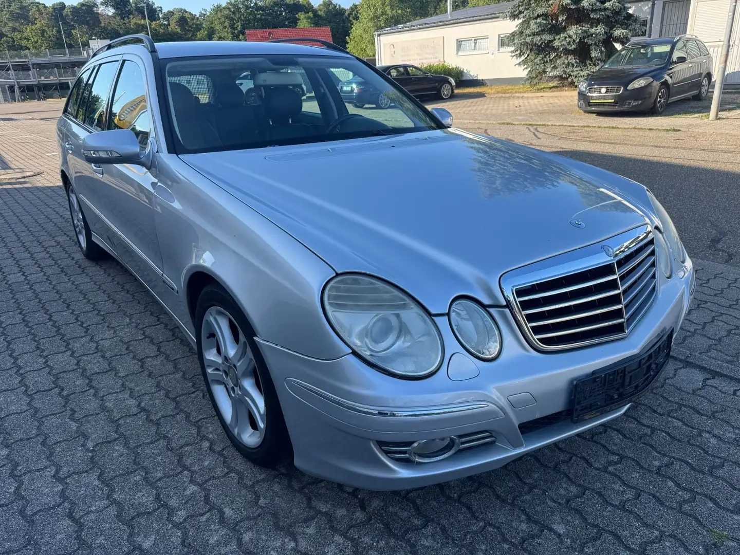 Mercedes-Benz E 220 E -Klasse T-Modell E 220 T CDI Silber - 1