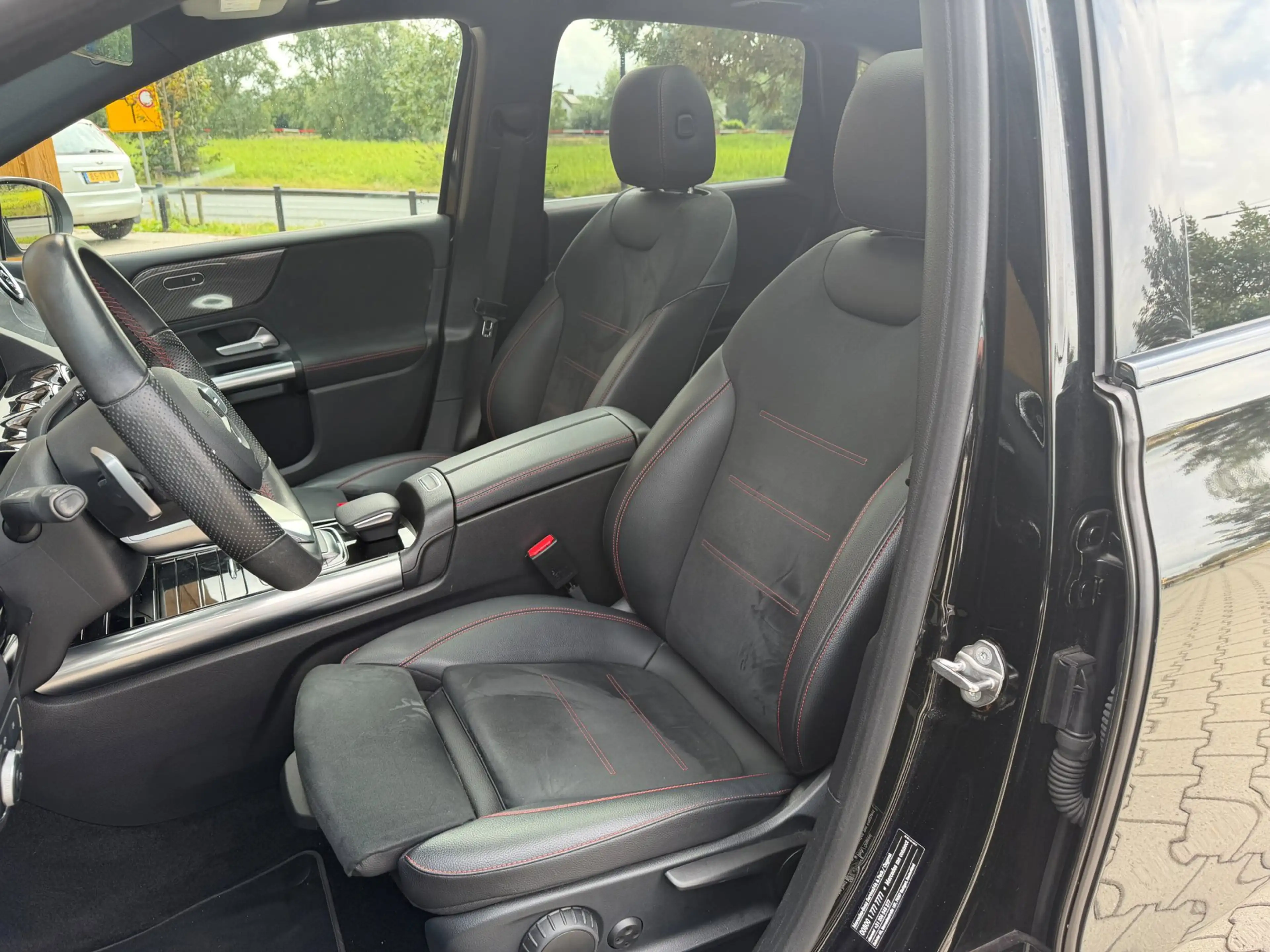 Mercedes-Benz B 180 Business Solution AMG l PANO l WIDESCREEN — photo 4