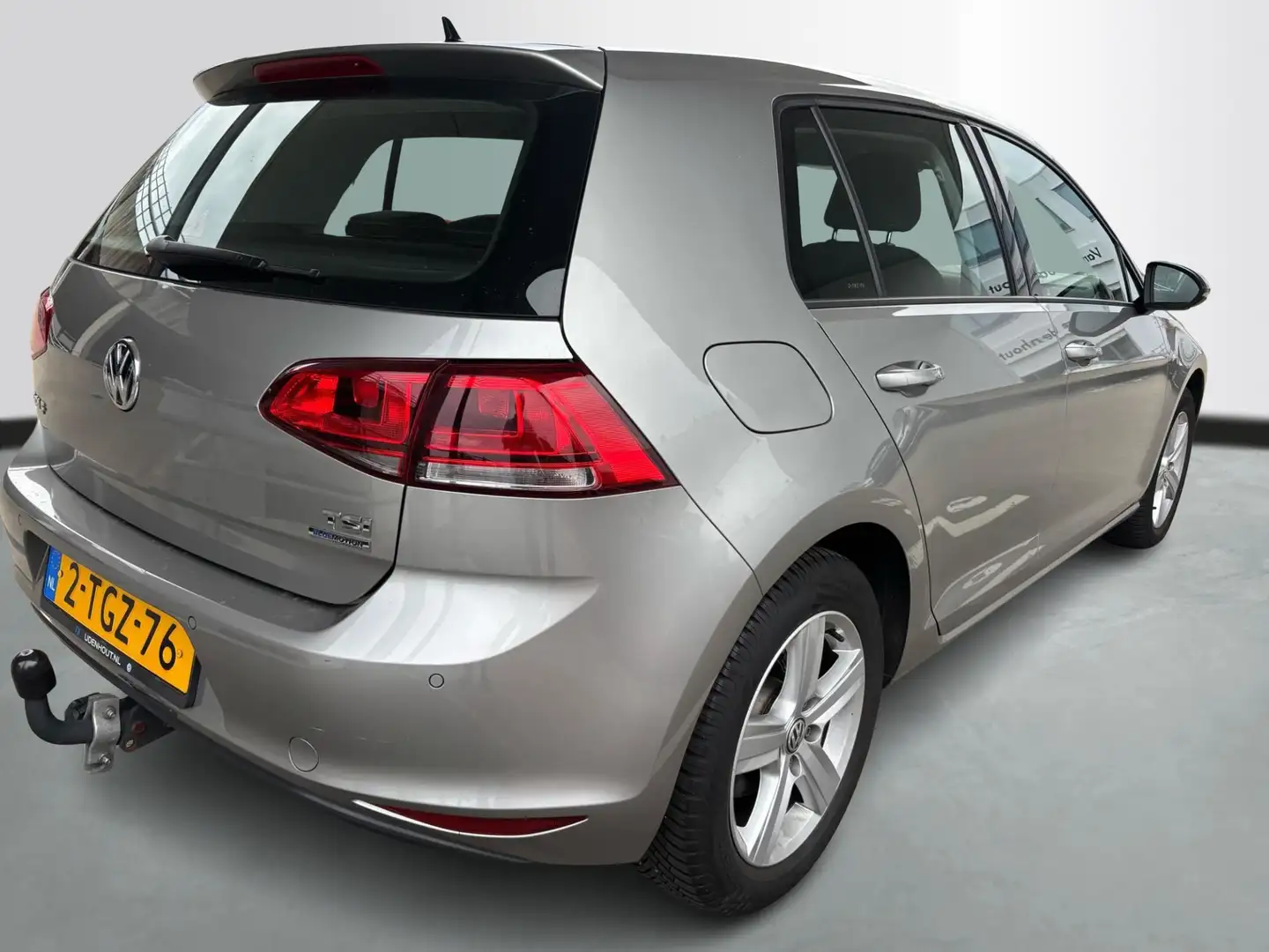 Volkswagen Golf 1.2 TSI 105pk Highline / Navigatie / Cruise Contro Grijs - 2