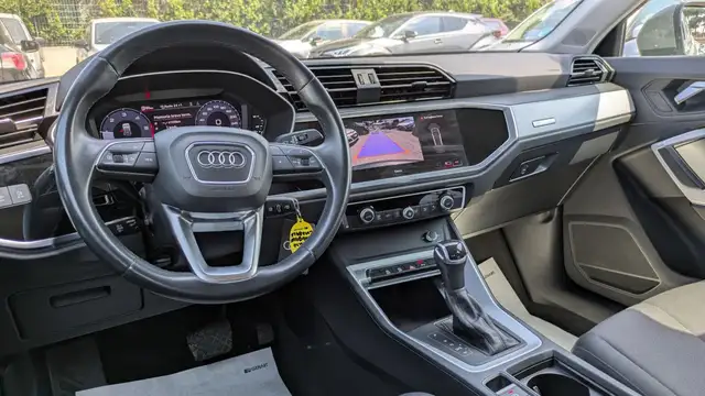 Audi Q3 view 8
