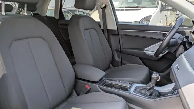 Audi Q3 view 11