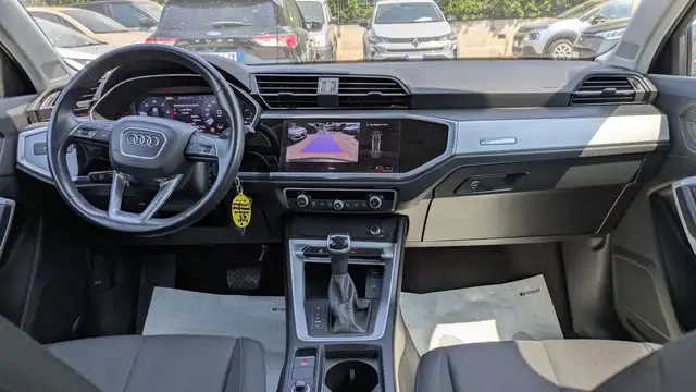 Audi Q3 view 9