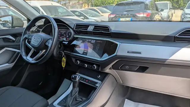 Audi Q3 view 10