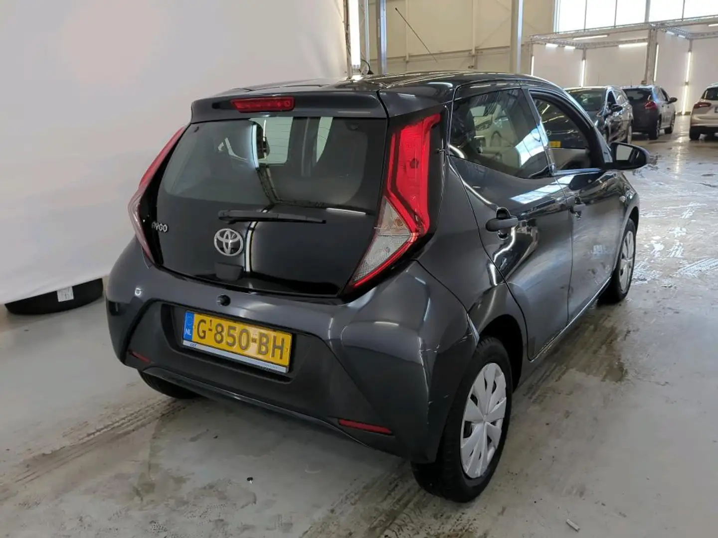 Toyota Aygo 1.0 VVT-i x-fun Airco | Bluetooth | Full LED | Sta Grijs - 2