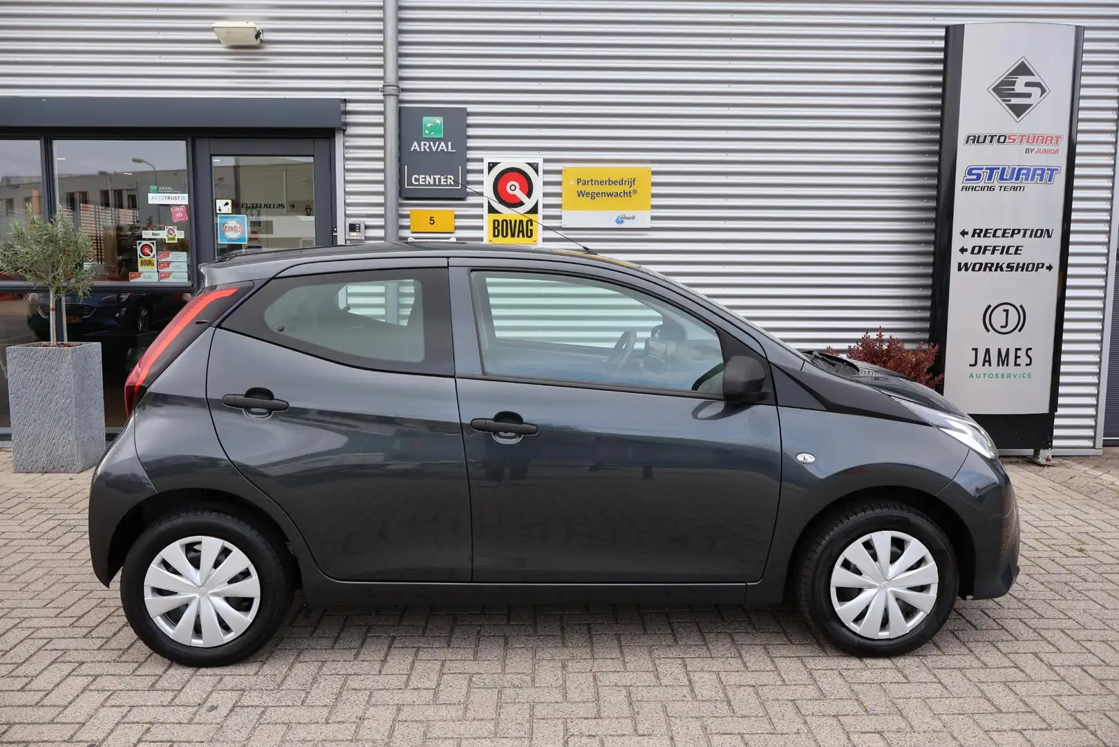 Toyota Aygo 1.0 x-fun NL-Auto | Volledig Onderh. | BTW | Airco Grijs - 2
