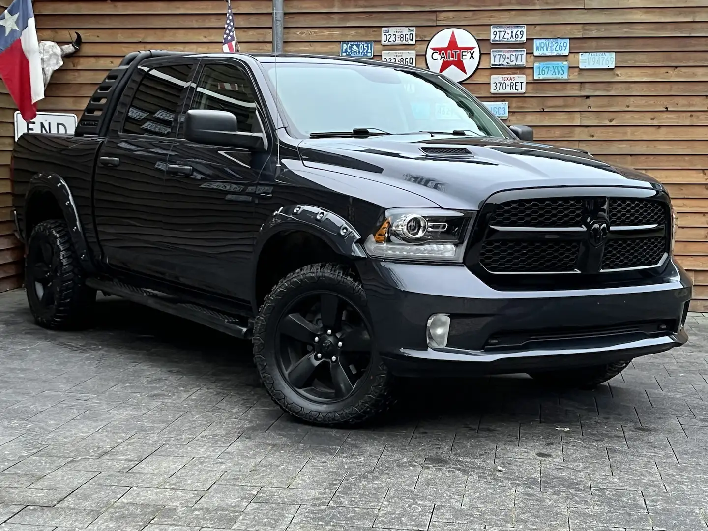 Dodge RAM 1500 Night Edition 5.7L LPG 4x4 RAMBAR AHK Grau - 2