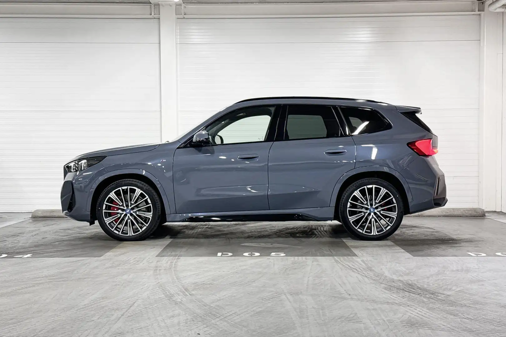 BMW iX1 eDrive20 | M-Sport Pro | Travel Pack | Premium Pac Grijs - 2