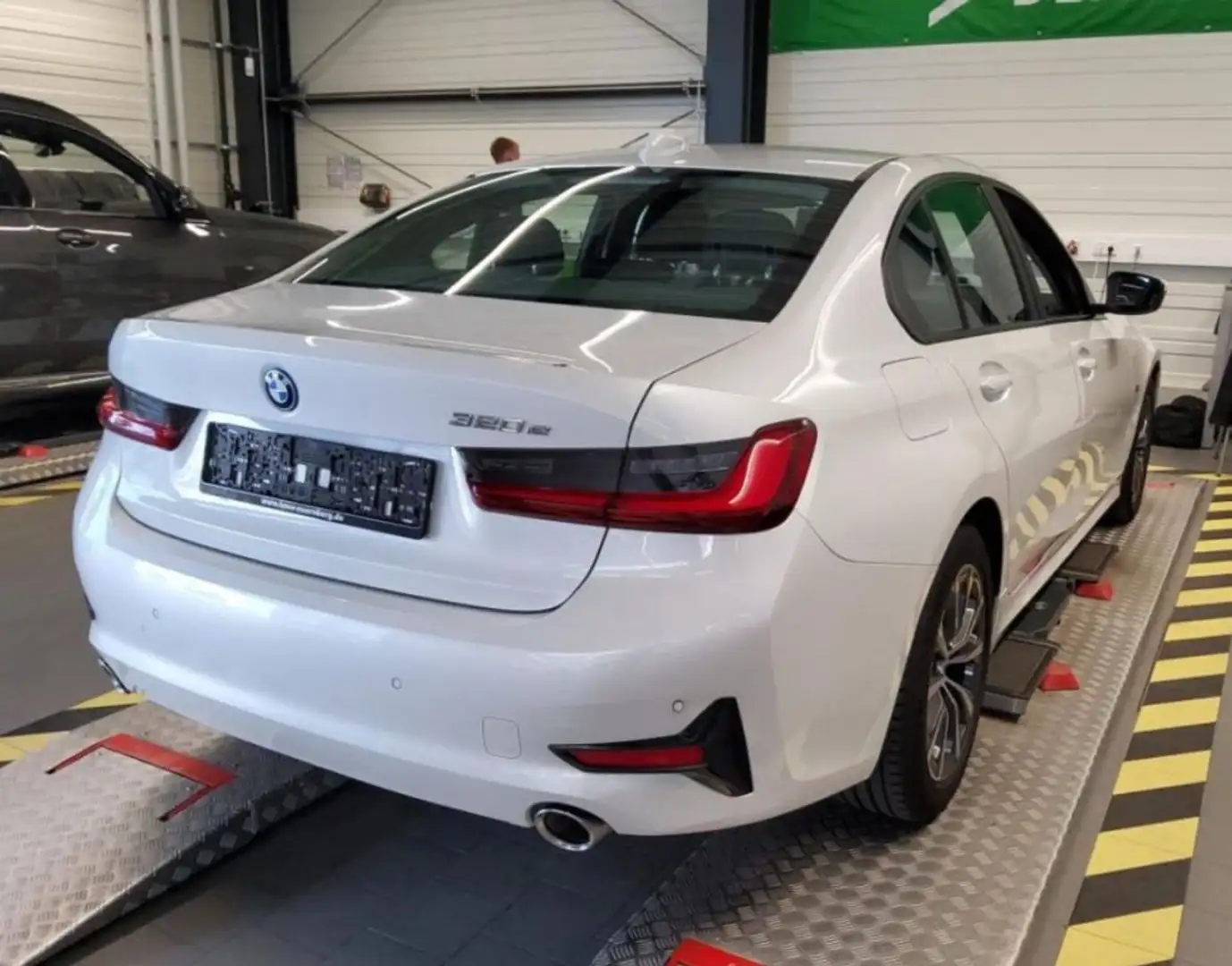 BMW 320 320e Aut. Advantage|NAVIGATION|SHZG|LED| - 2