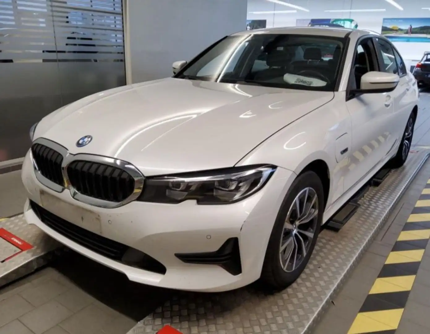 BMW 320 320e Aut. Advantage|NAVIGATION|SHZG|LED| - 1