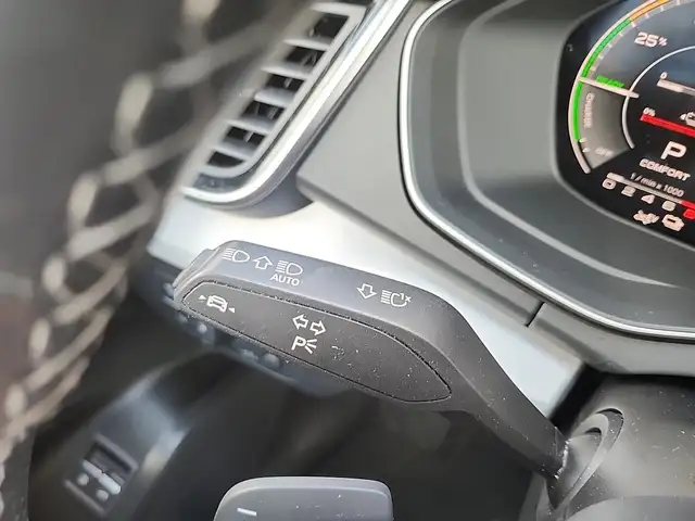 Audi Q5 view 11