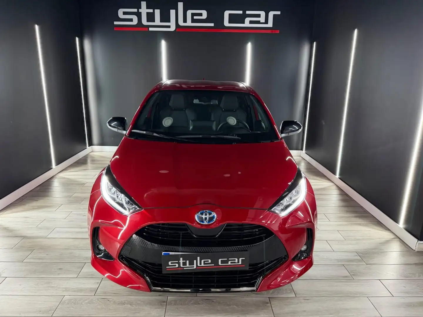 Toyota Yaris 1.5 120H Style Plus Burdeos - 2