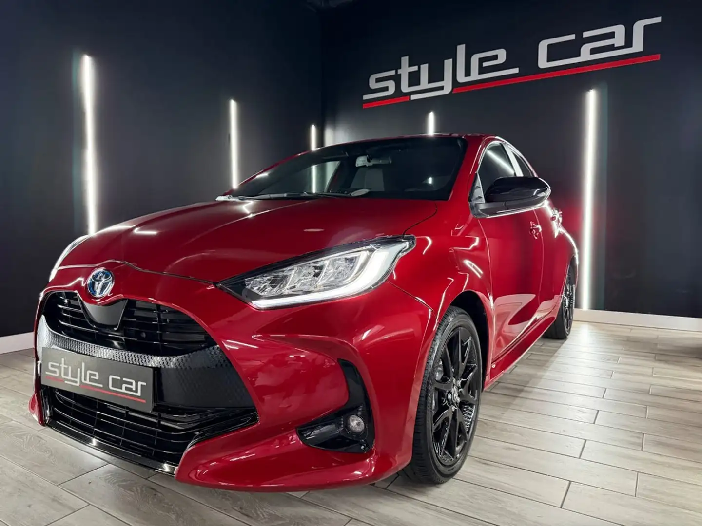 Toyota Yaris 1.5 120H Style Plus Burdeos - 1