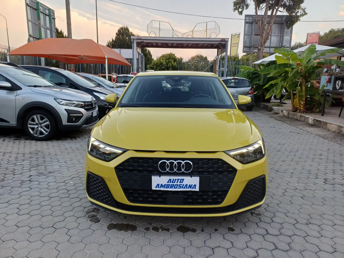 Audi A1 A1  Sportback 30 1.0 tfsi Identity Black 110cv Jaune - 2