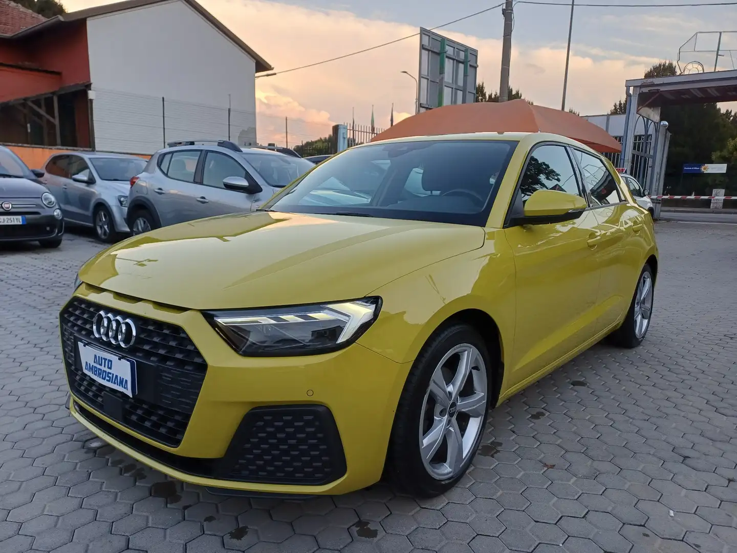 Audi A1 A1 Sportback 30 1.0 tfsi Identity Black 110cv Jaune - 1