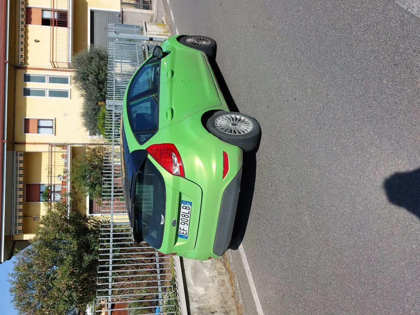 Ford Fiesta 3p 1.4 16v + auto Verde - 2