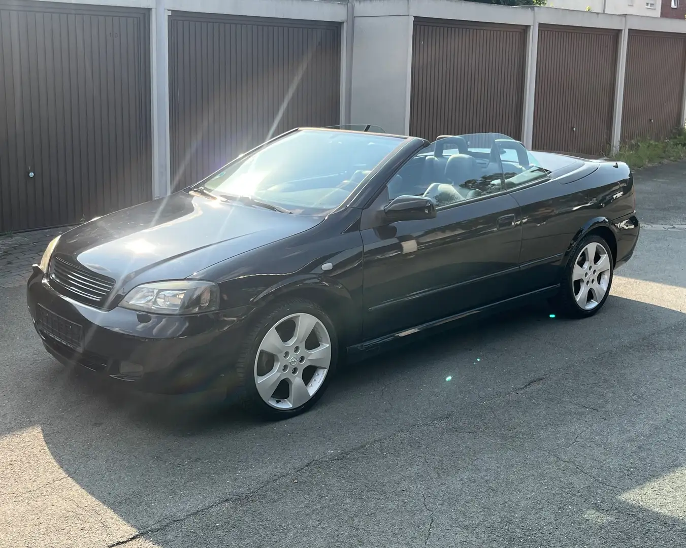 Opel Astra 2.2 16V XENON NAVI PDC LEDER SCHECKHEFT 17ZOLL Schwarz - 2