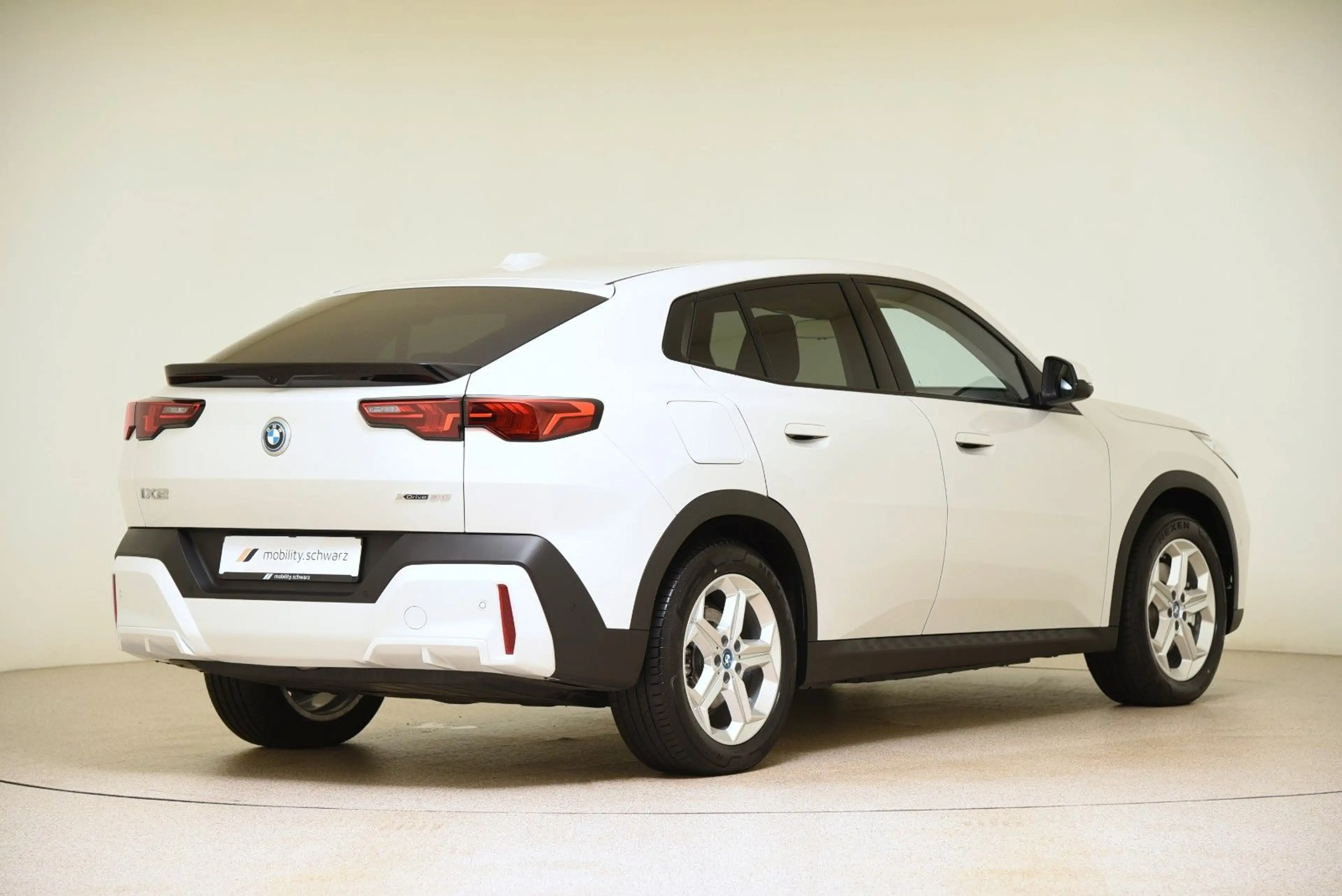 BMW iX2 xDrive30 DriveAss+ HUD LED AHK ParkAss+ DAB — photo 3