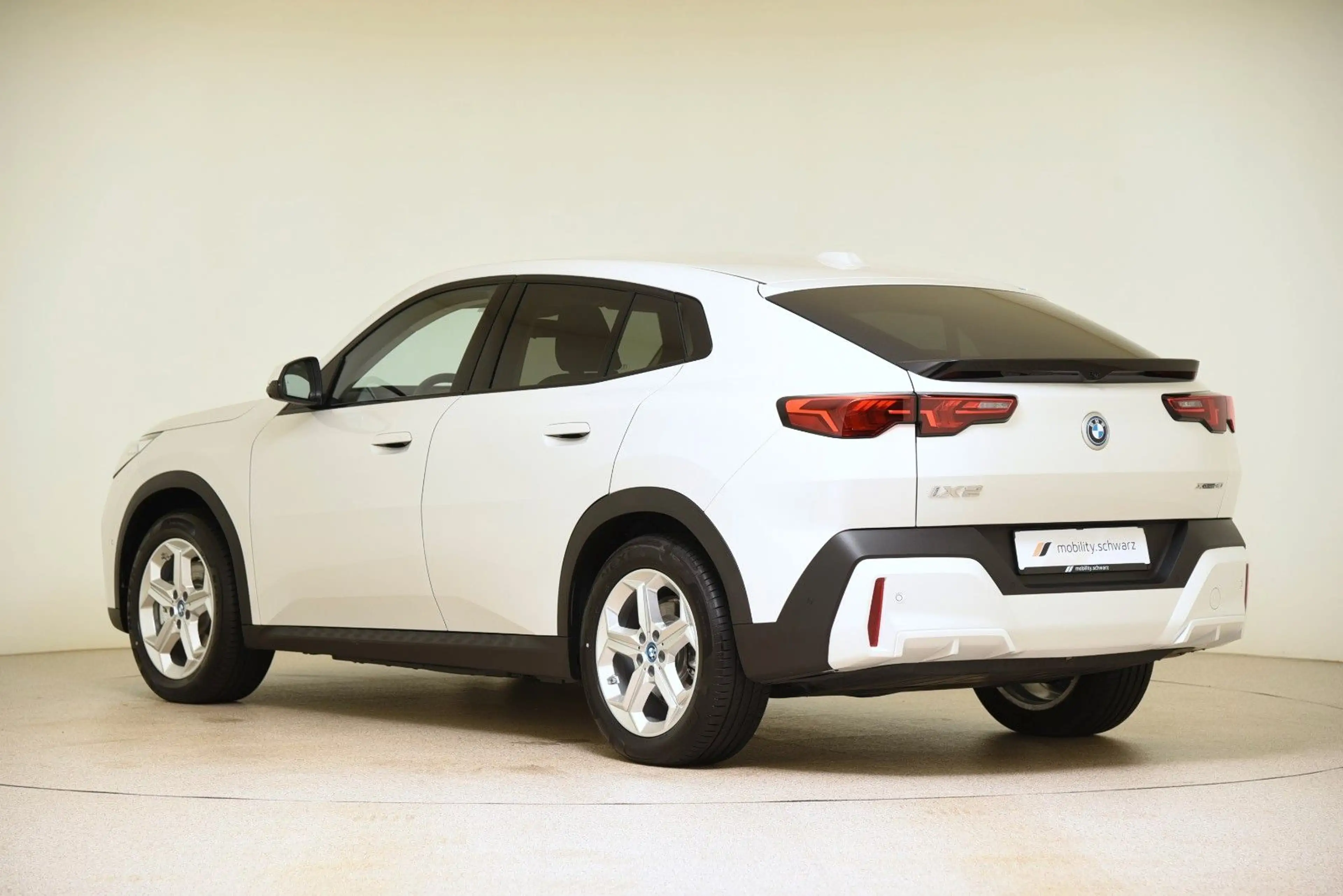 BMW iX2 xDrive30 DriveAss+ HUD LED AHK ParkAss+ DAB — photo 2